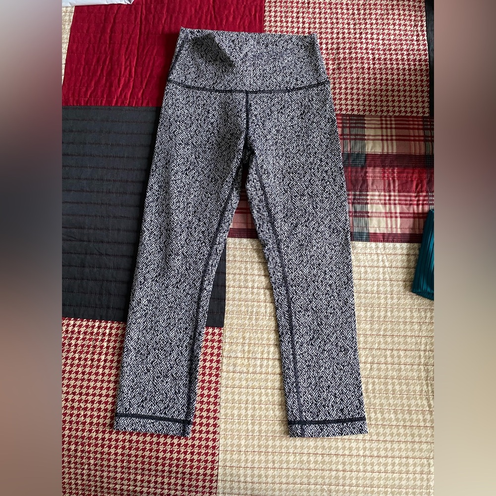 Lululemon Athletica - 23” (Cropped) Align Limited Edition Black and White